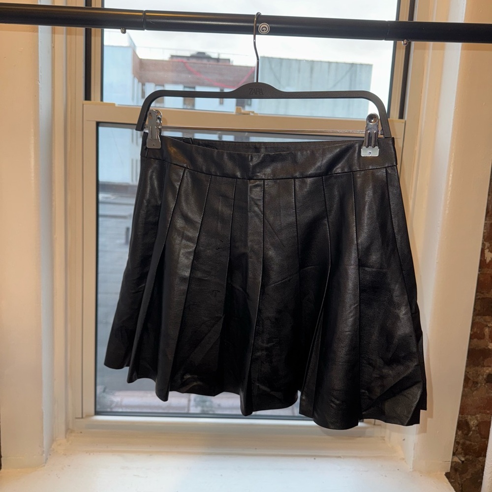 Mini black pleated skirt - simili-leather